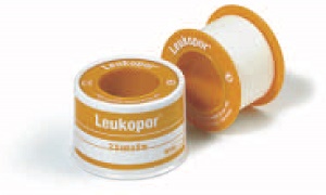 CEROTTO ADESIVO IPOALLERGENICO LEUKOPOR. SUPPORTO: TESSUTO NON TESSUTO BIANCO DI POLIESTERE E VISCOSA ADESIVO POLIACRILICO SENZA RESINE E GOMME NATURALI. 2,5X500CM MUTUABILE - famajoy.it