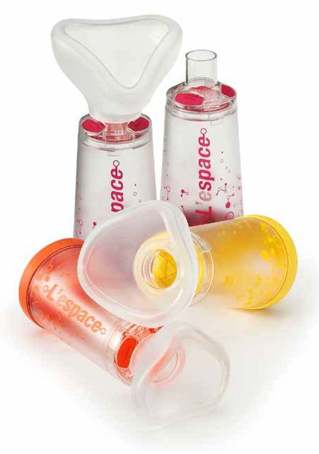 CAMERA DISTANZIATRICE PER EROGATORI SPRAY PREDOSATI L'ESPACE 220 ML PER ADULTI CON BOCCAGLIO VALVOLA INSPIRAZIONE 2 VALVOLE ESPIRAZIONE CODICE COLORE MAGENTA - famajoy.it
